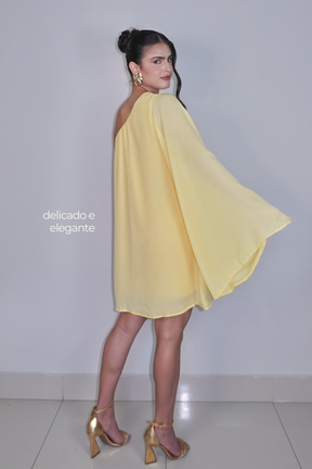 VESTIDO NINA AMARELO MANTEIGA - Curto com manga única, efeito fluido