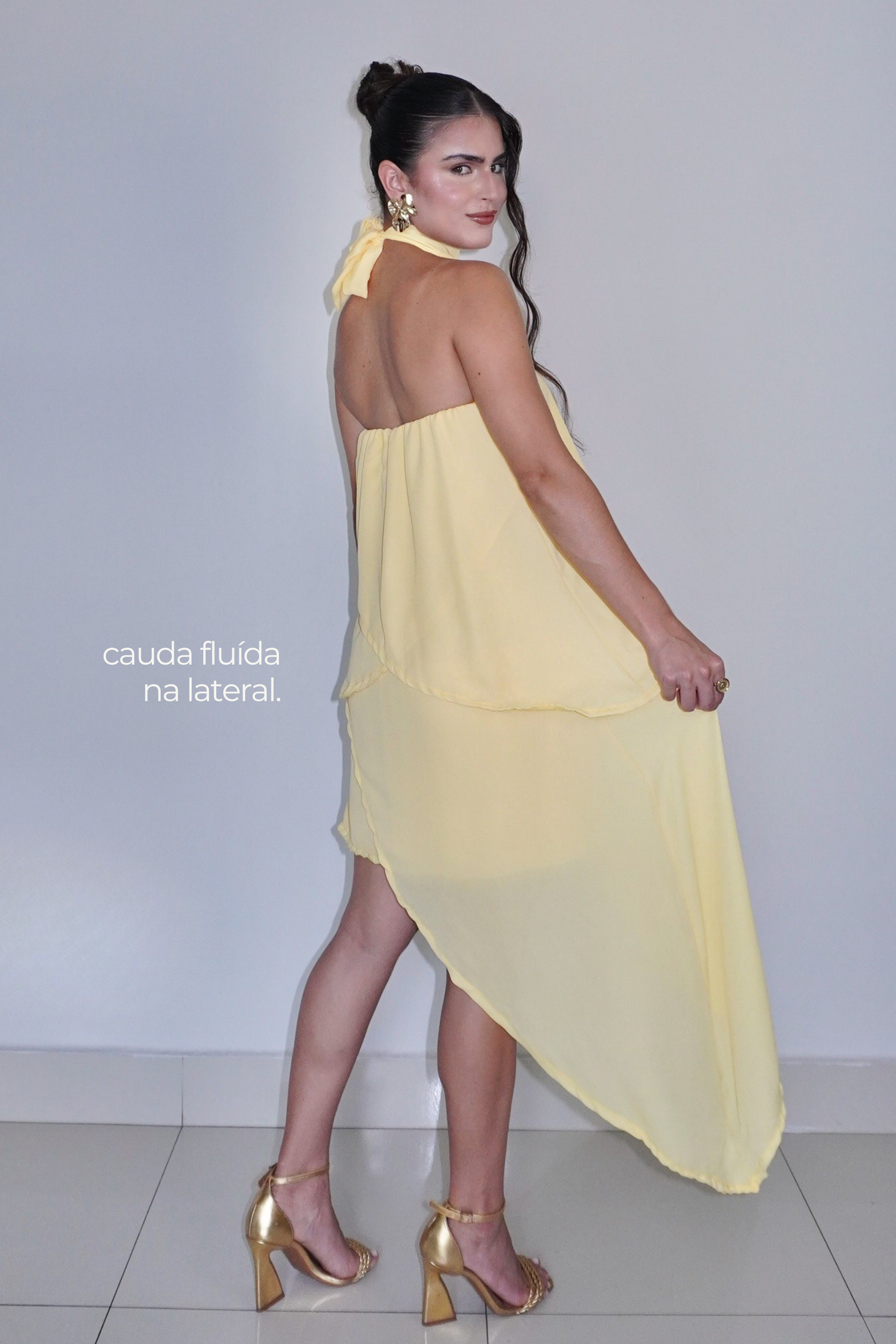 VESTIDO SOL AMARELO MANTEIGA - Curto com babados, fluido com amarração no pescoço