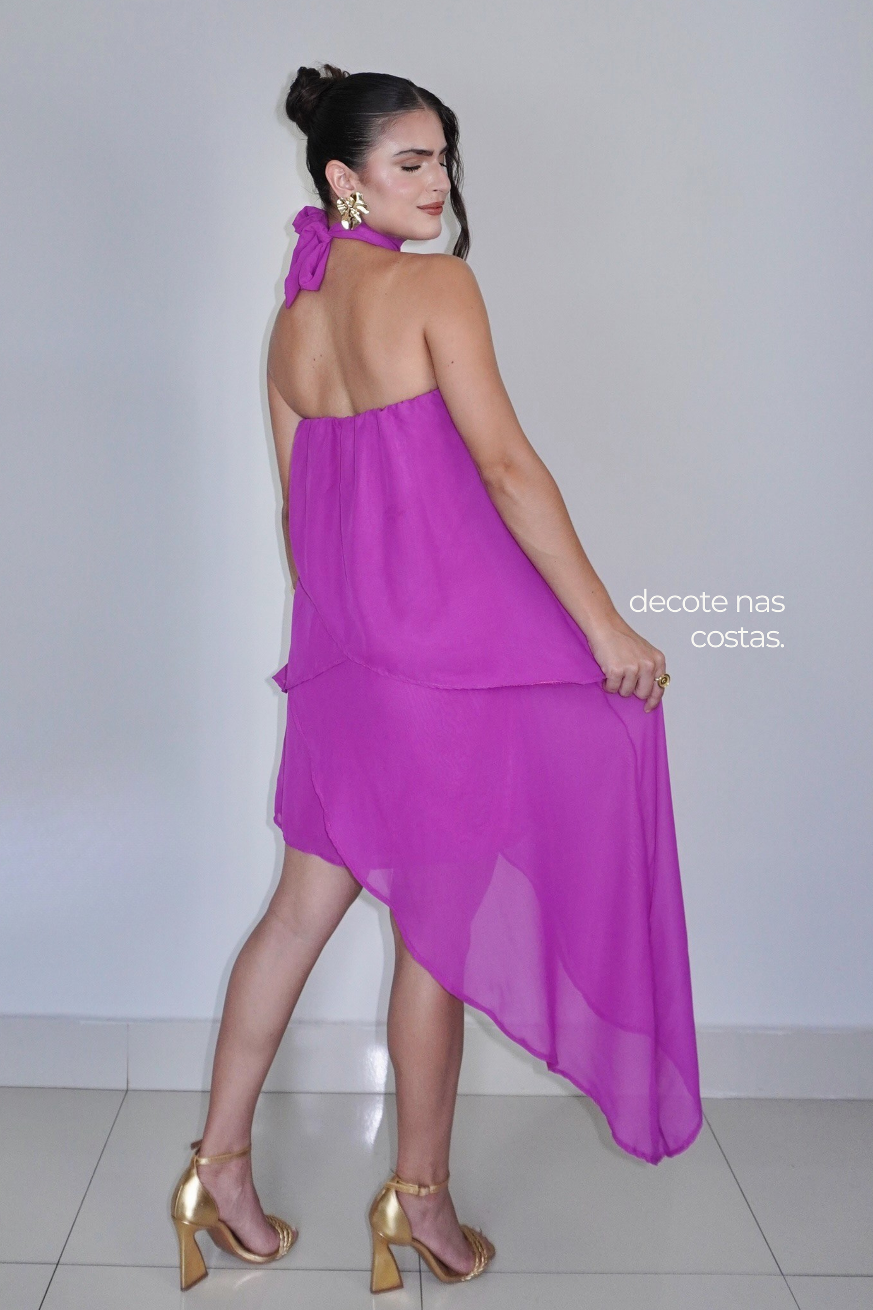 VESTIDO SOL FÚCSIA - Curto com babados, fluido com amarração no pescoço