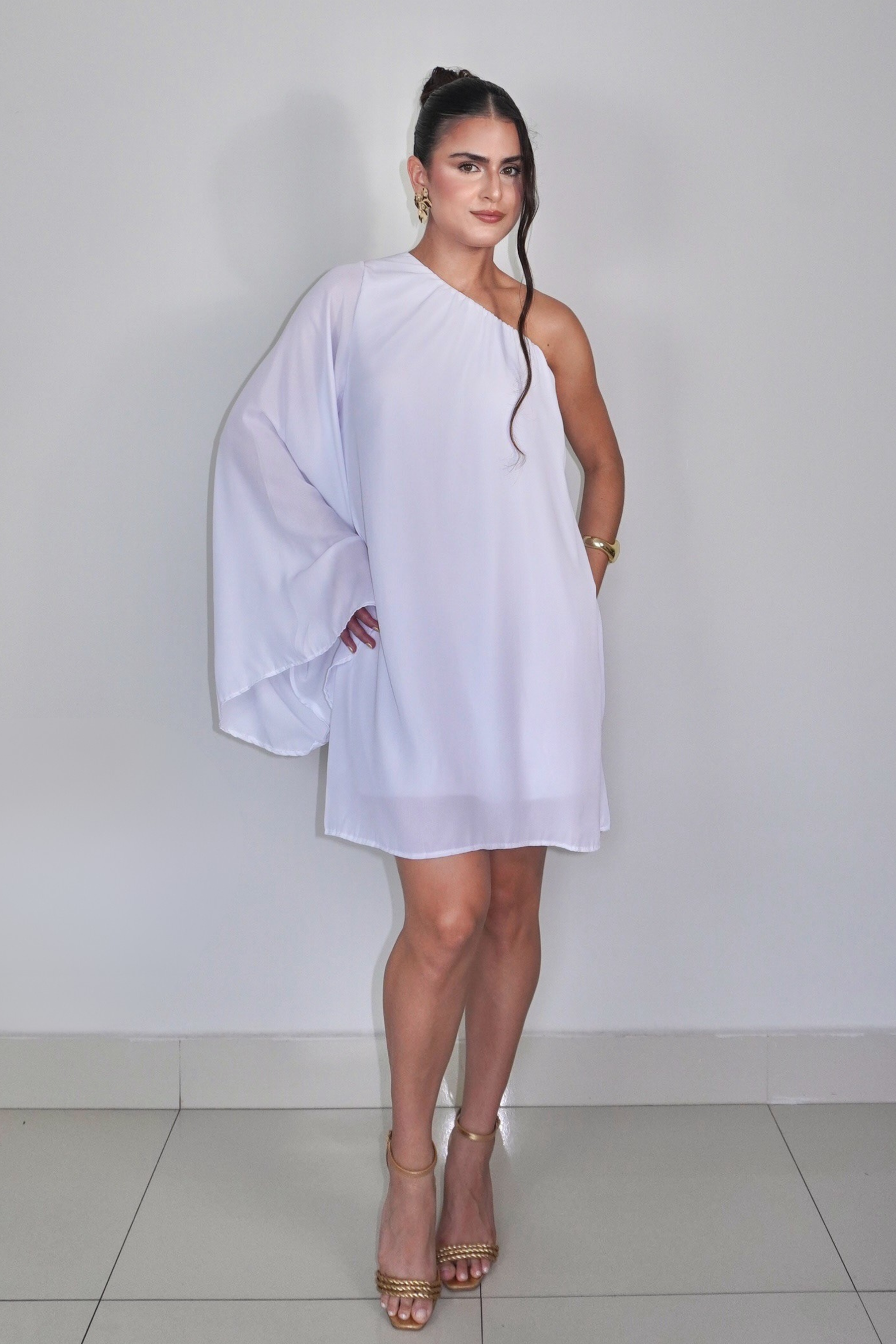 VESTIDO NINA BRANCO - Curto com manga única, efeito fluido