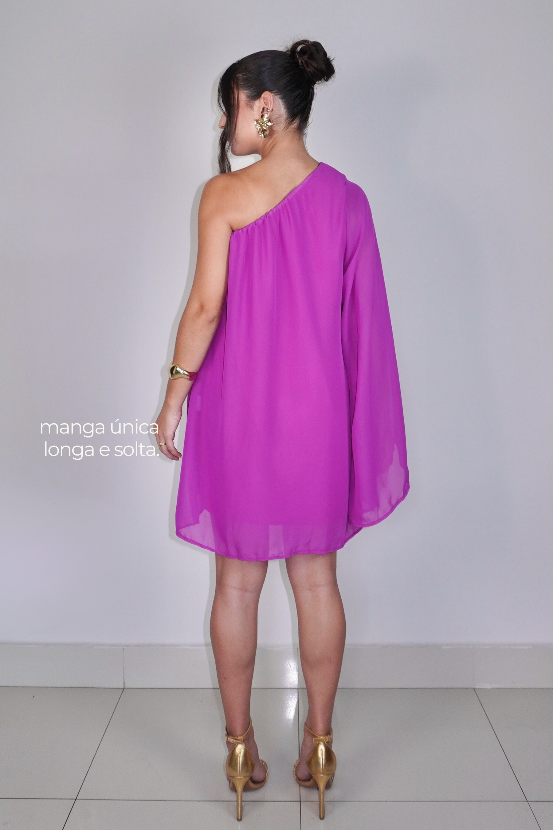 VESTIDO NINA FÚCSIA - Curto com manga única, efeito fluido