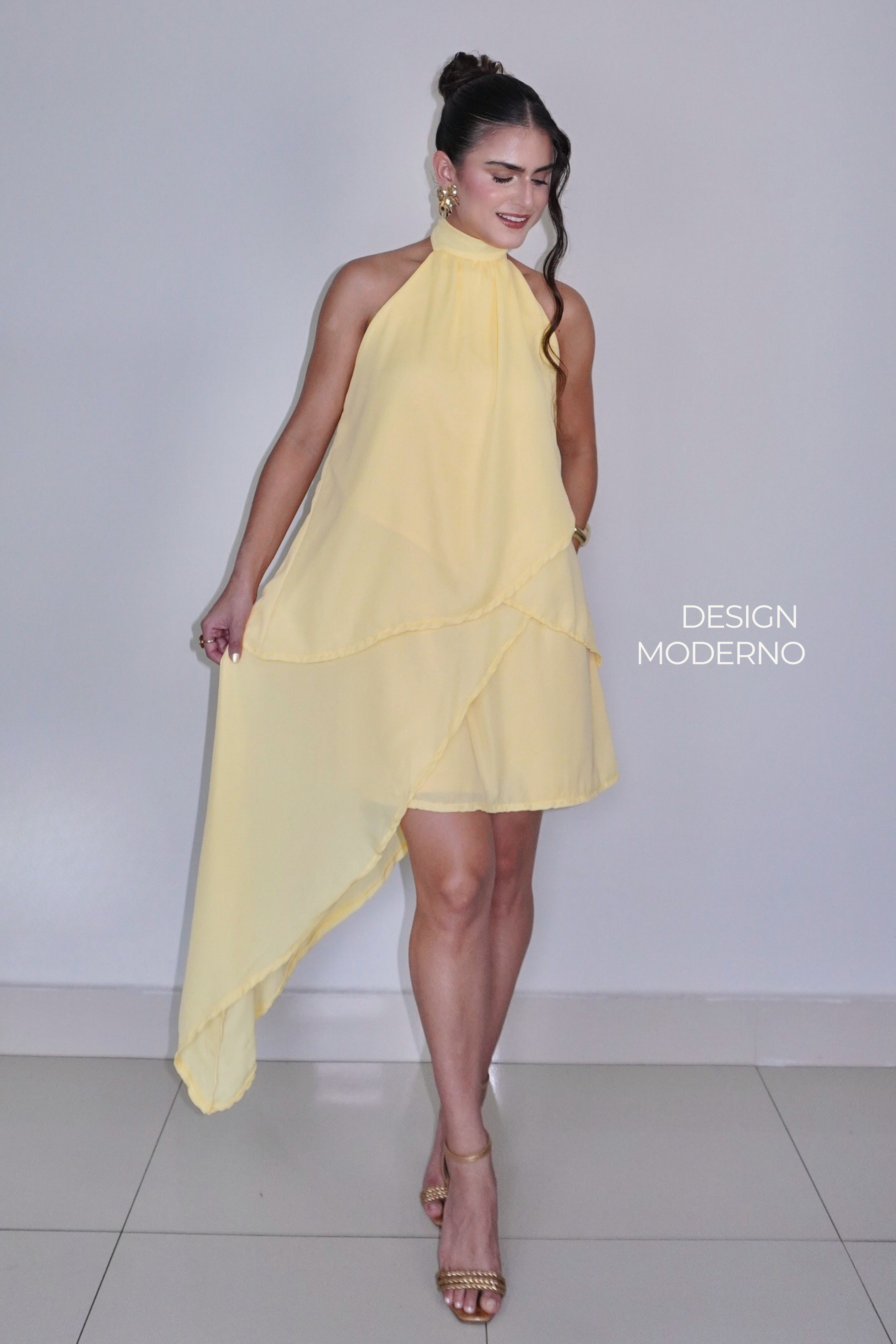 VESTIDO SOL AMARELO MANTEIGA - Curto com babados, fluido com amarração no pescoço