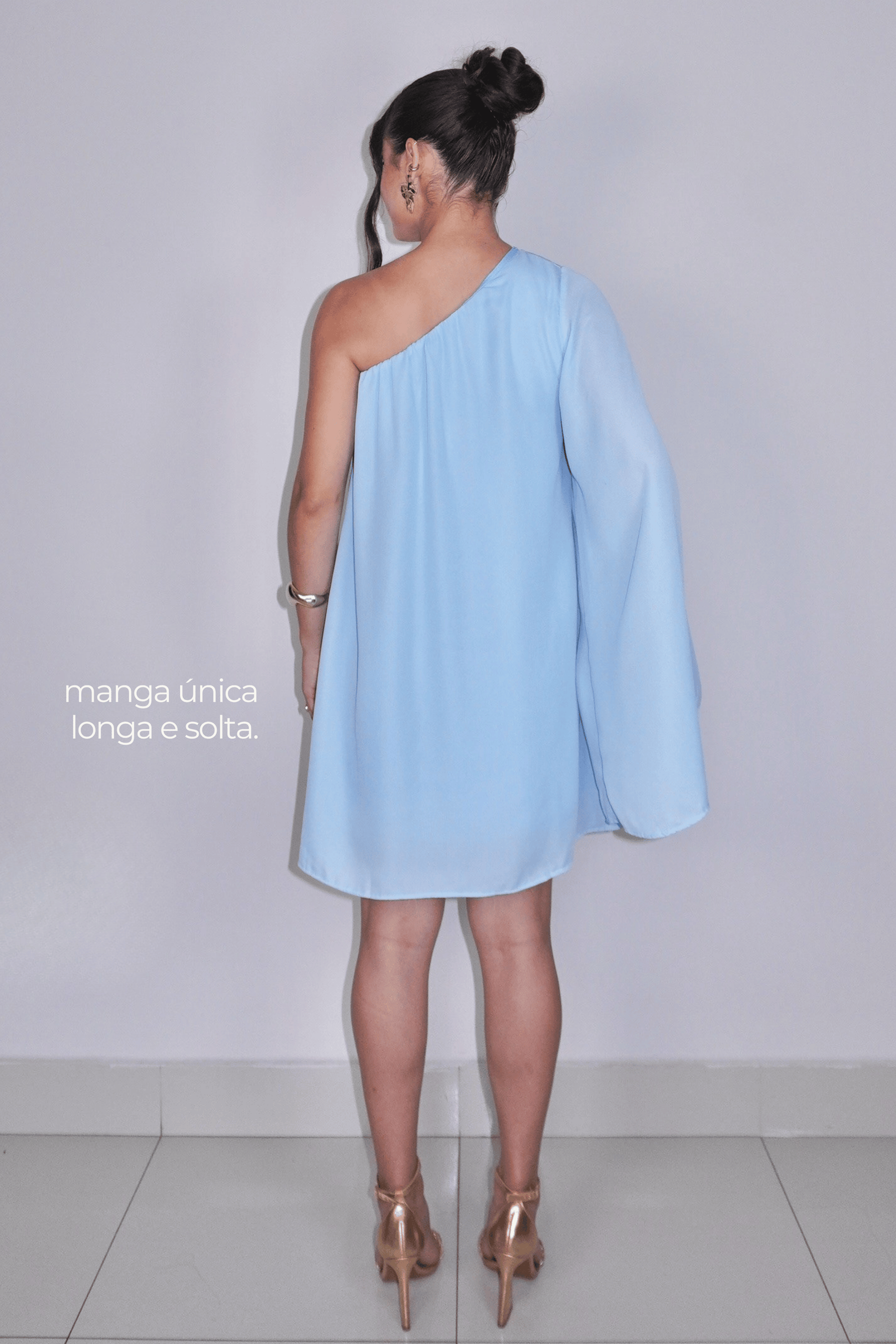 VESTIDO NINA AZUL BEBÊ - Curto com manga única, efeito fluido