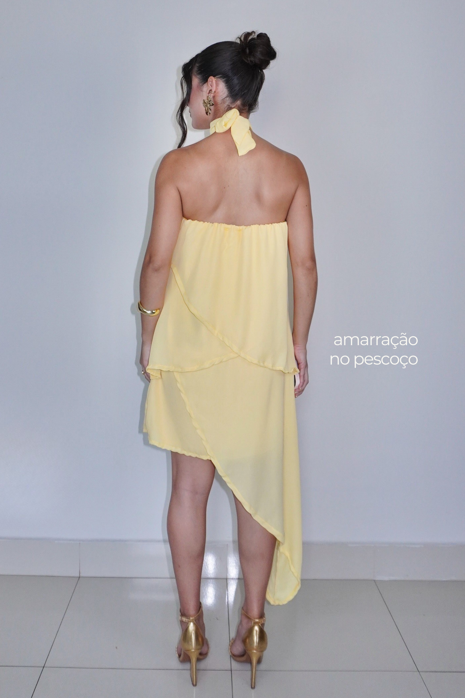 VESTIDO SOL AMARELO MANTEIGA - Curto com babados, fluido com amarração no pescoço