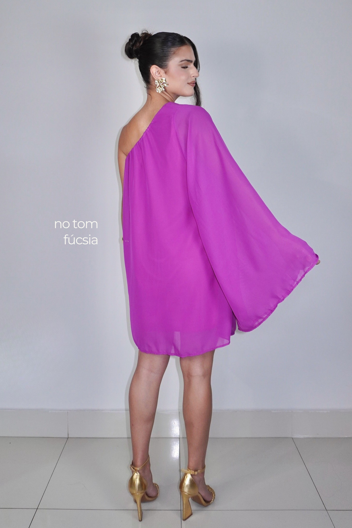 VESTIDO NINA FÚCSIA - Curto com manga única, efeito fluido