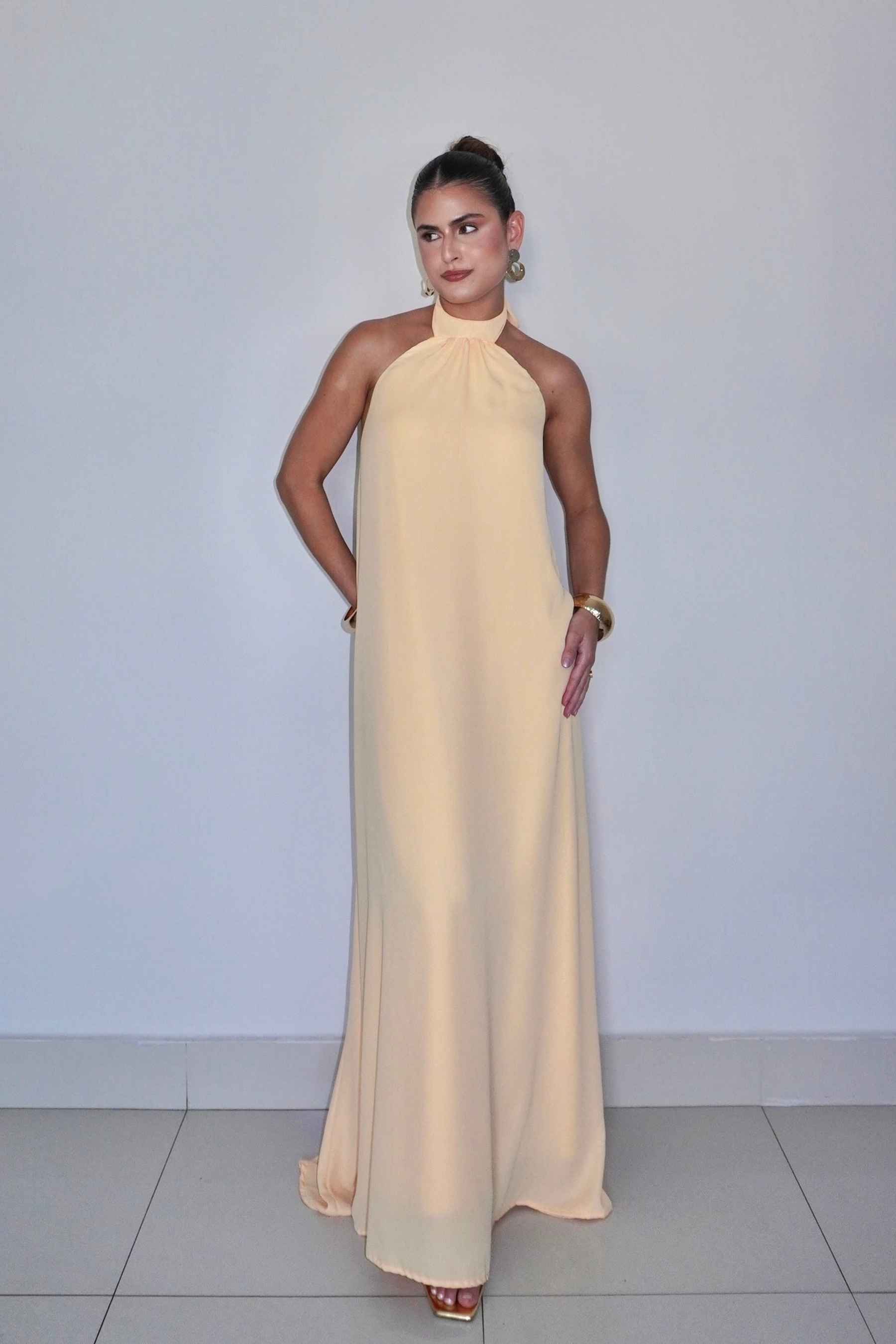 VESTIDO JADE AMARELO MANTEIGA - Longo fluido com decote nas costas