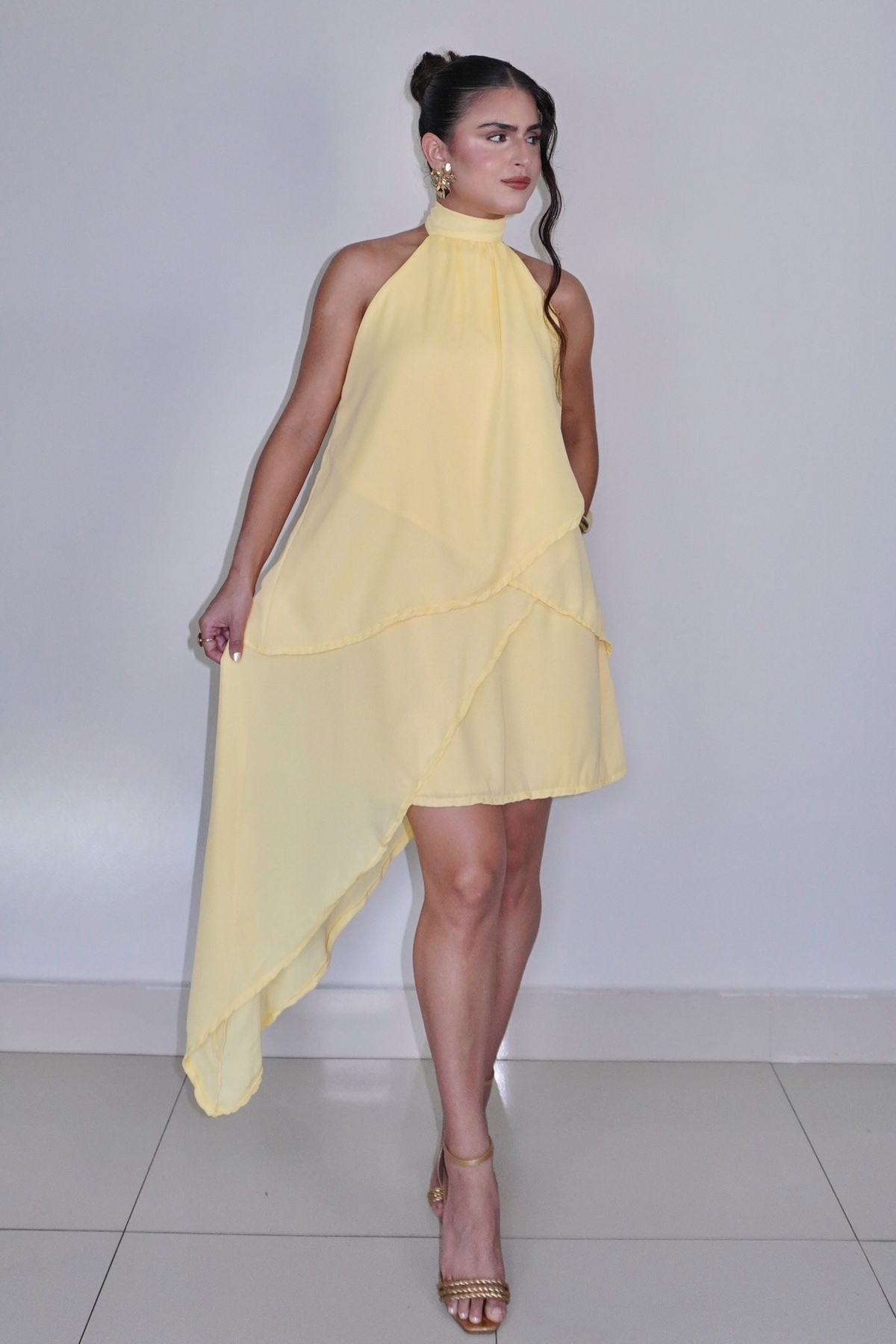 VESTIDO SOL AMARELO MANTEIGA - Curto com babados, fluido com amarração no pescoço