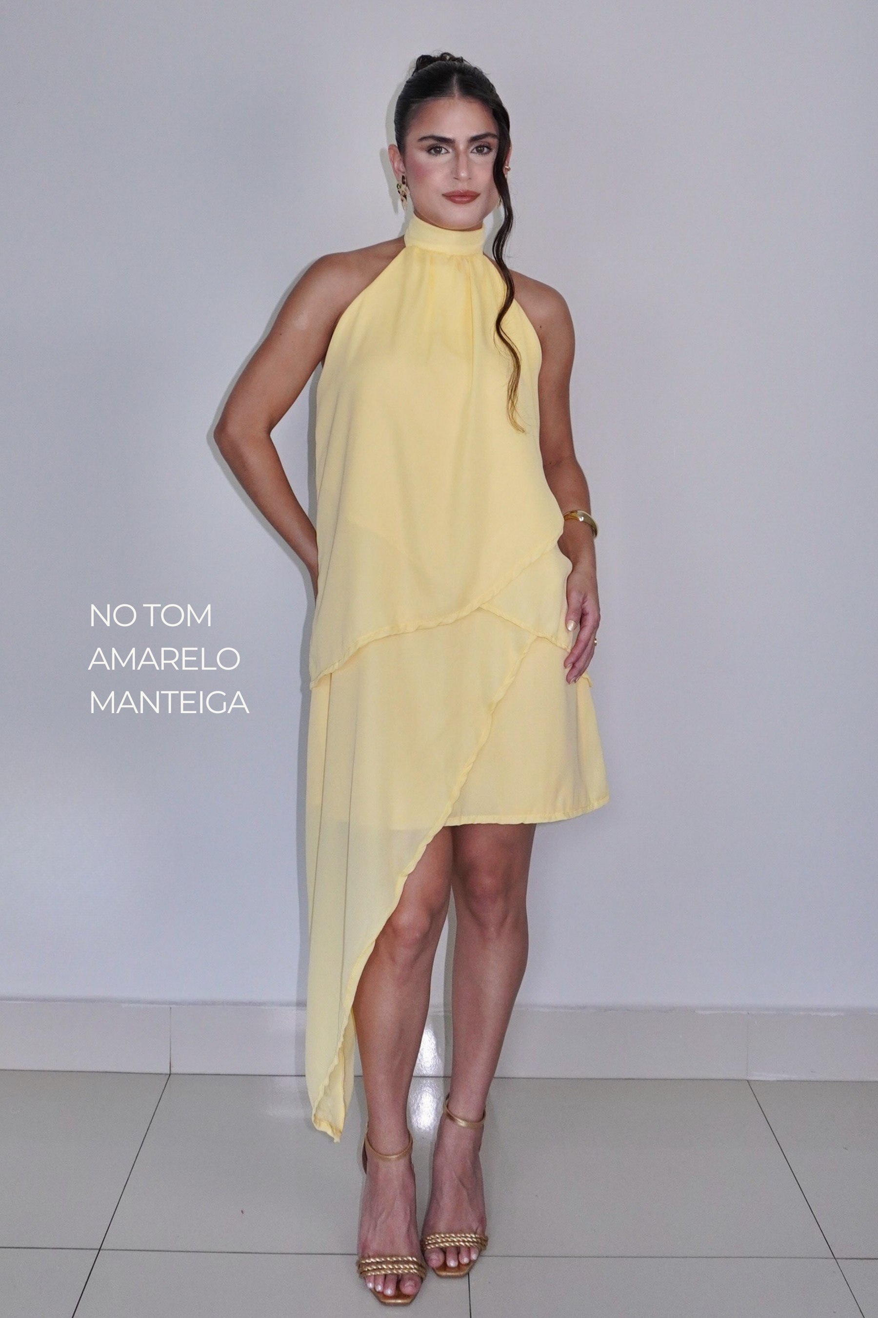 VESTIDO SOL AMARELO MANTEIGA - Curto com babados, fluido com amarração no pescoço