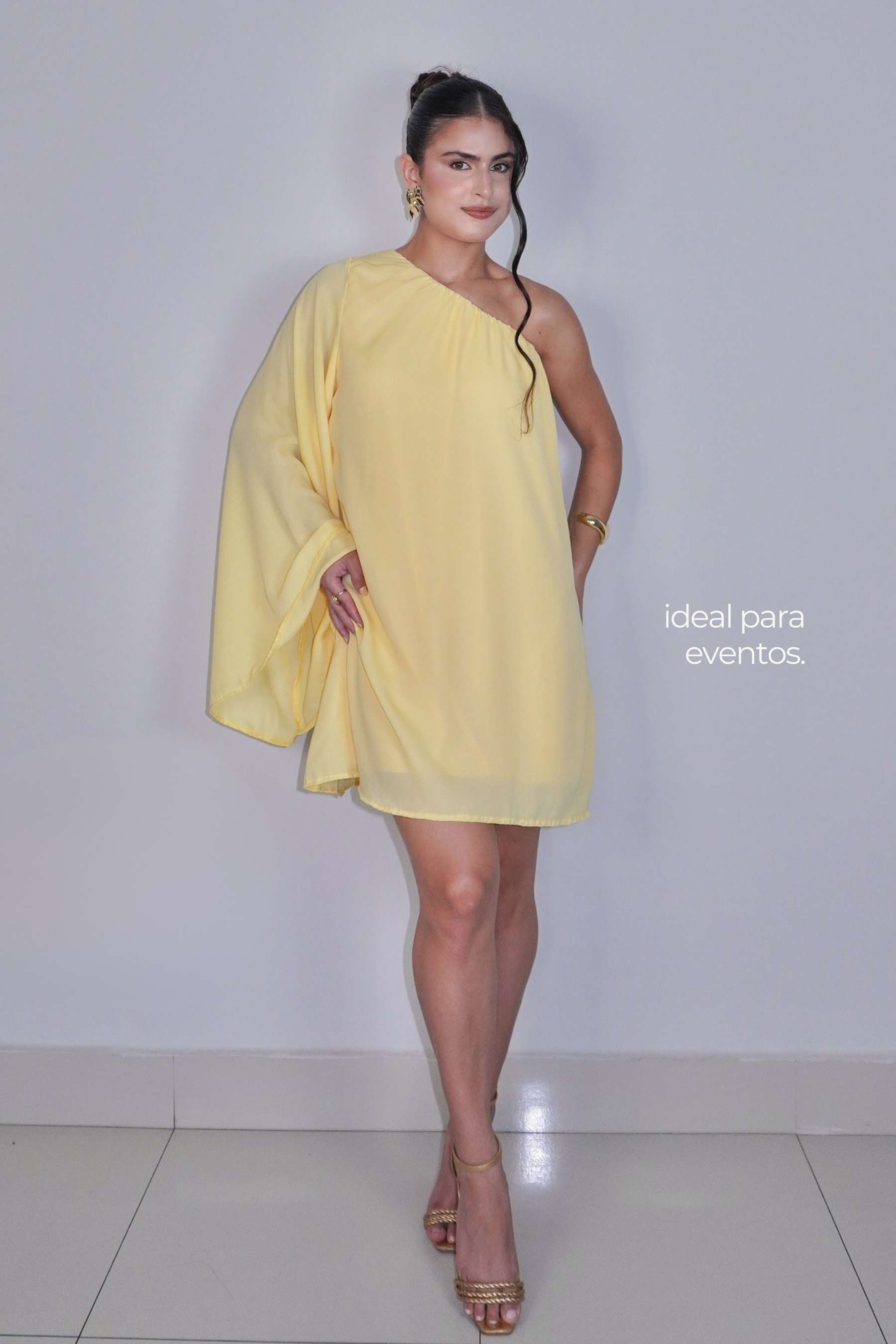 VESTIDO NINA AMARELO MANTEIGA - Curto com manga única, efeito fluido